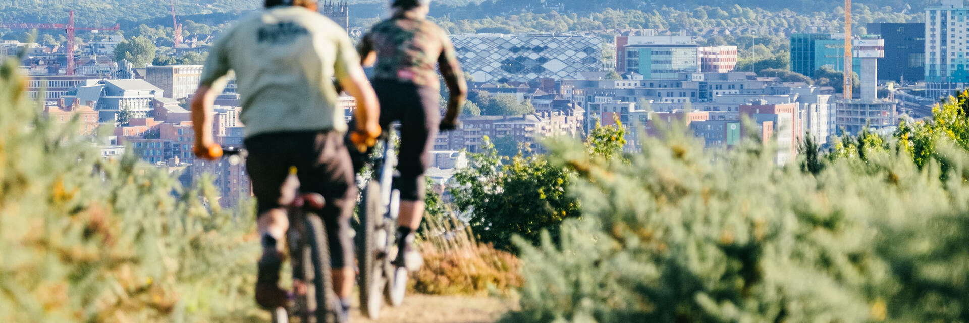 Persone in sella alle loro biciclette sui percorsi per mountain bike nel centro urbano di Parkwood Springs, Sheffield