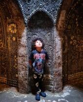 Un ragazzo nella Shell Grotto