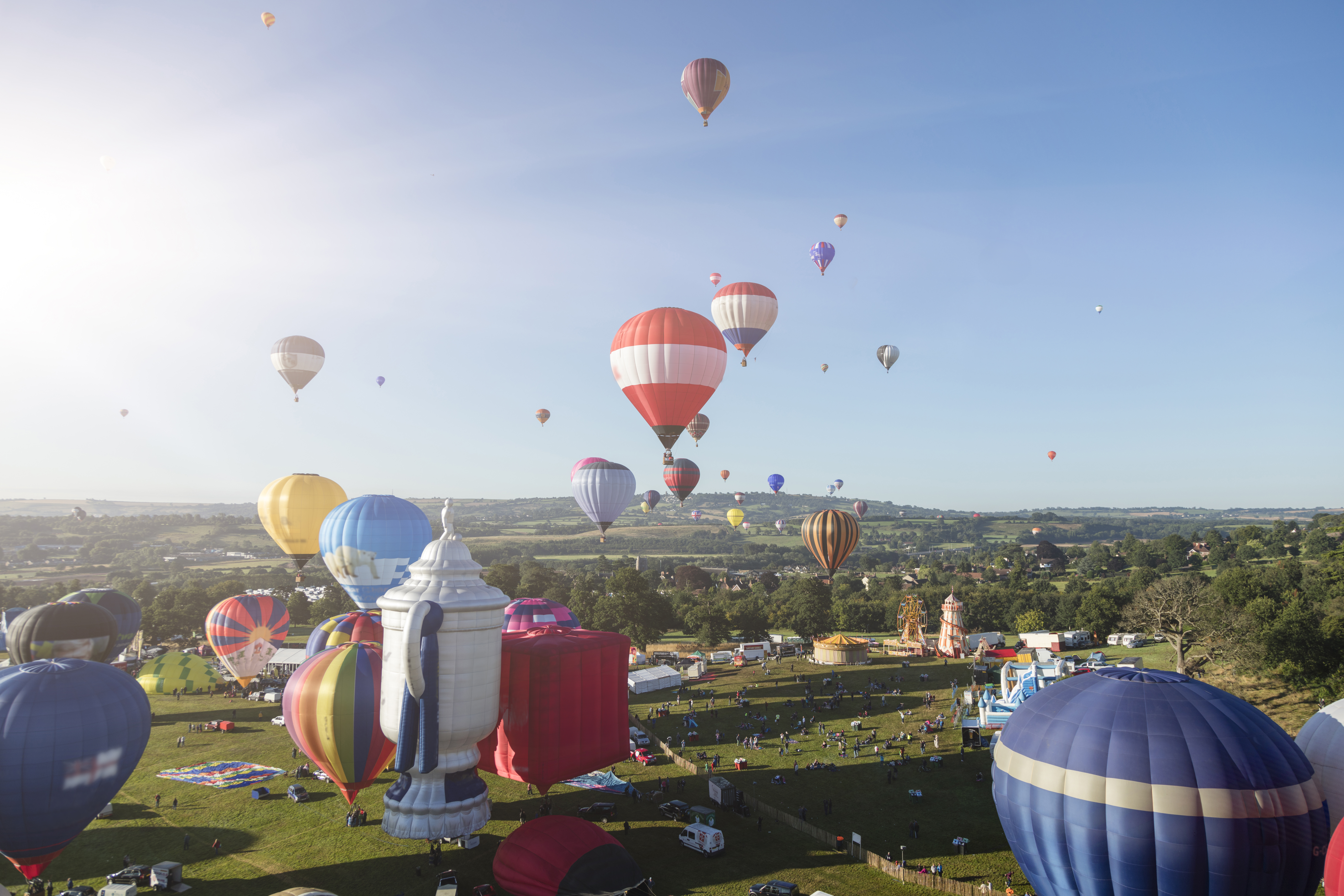 Mongolfiere colorate che fluttuano sopra la campagna