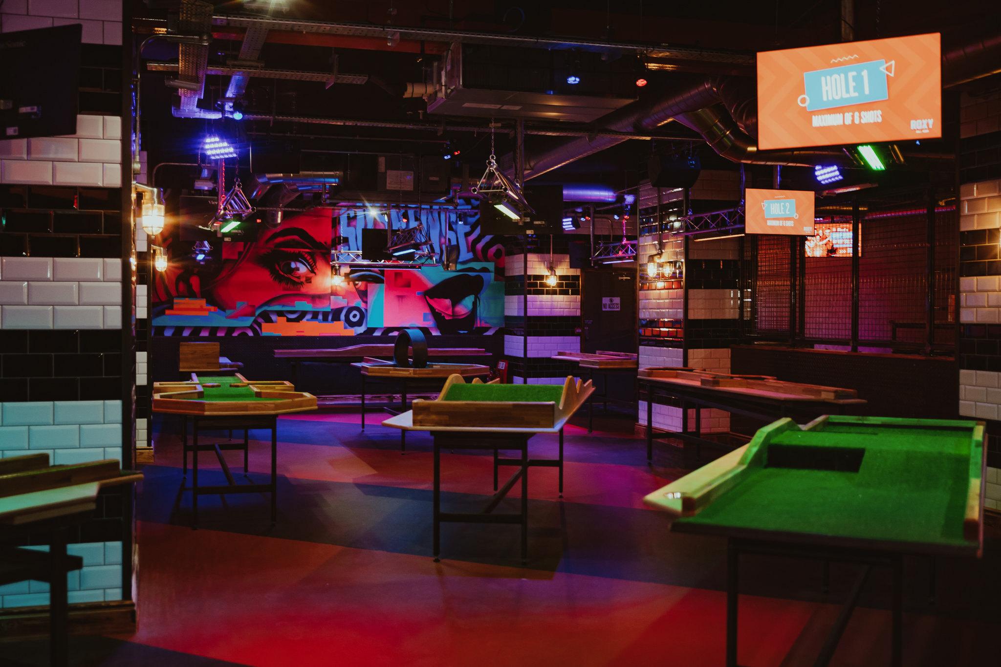 Eine Reihe von Crazy-Pool-Tischen im Roxy Ballroom in Birmingham, einer Mischung aus Minigolf und Billard