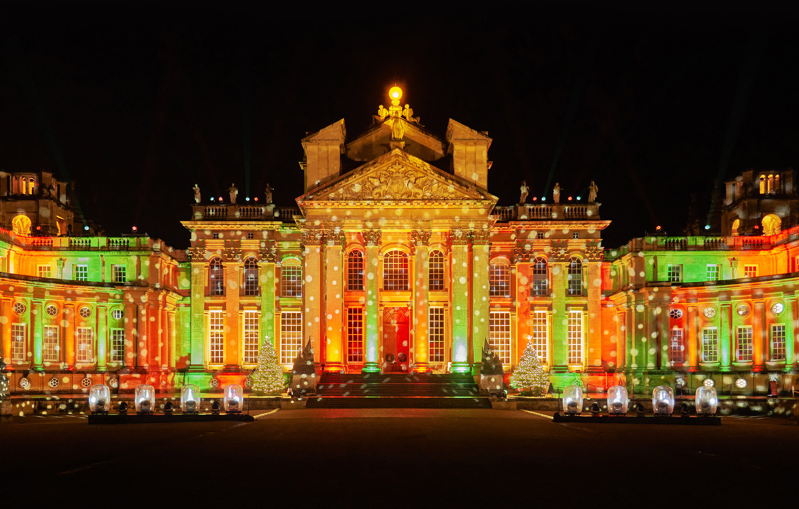 Festliche Weihnachtsbeleuchtung, die auf den Blenheim Palace scheint