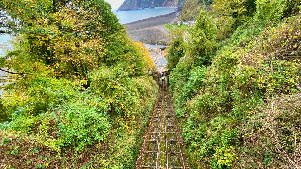 Photographie du chemin de fer de Lynton et Lynmouth Cliff dans le nord du Devon.