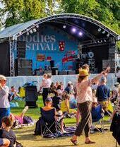 Una folla che si diverte al Foodies Festival