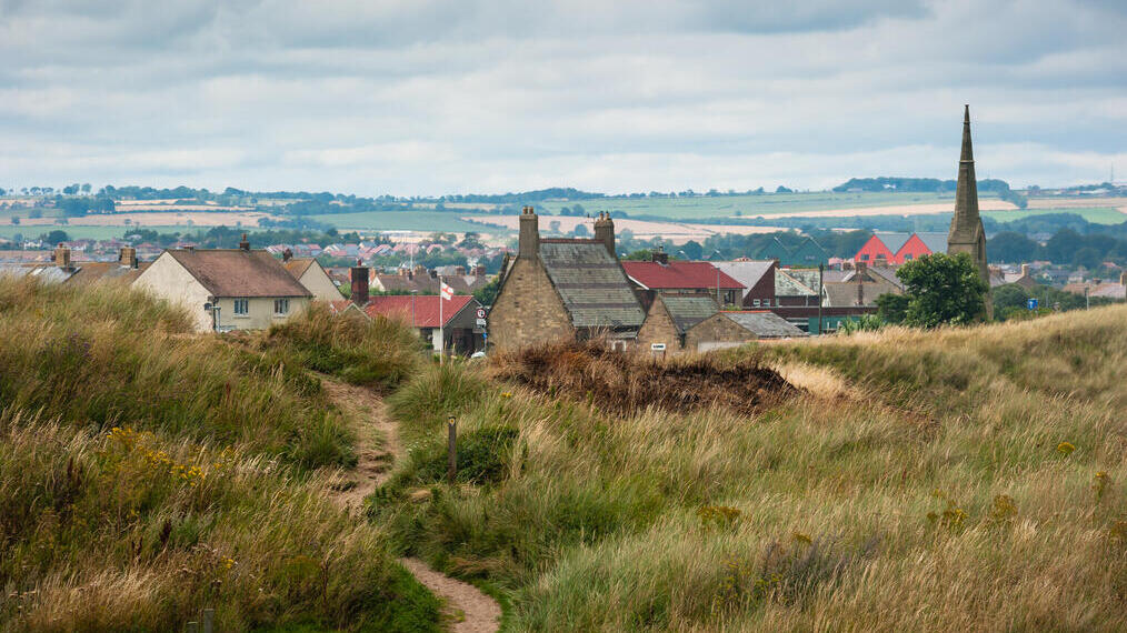 Sentier côtier menant aux maisons d'un village