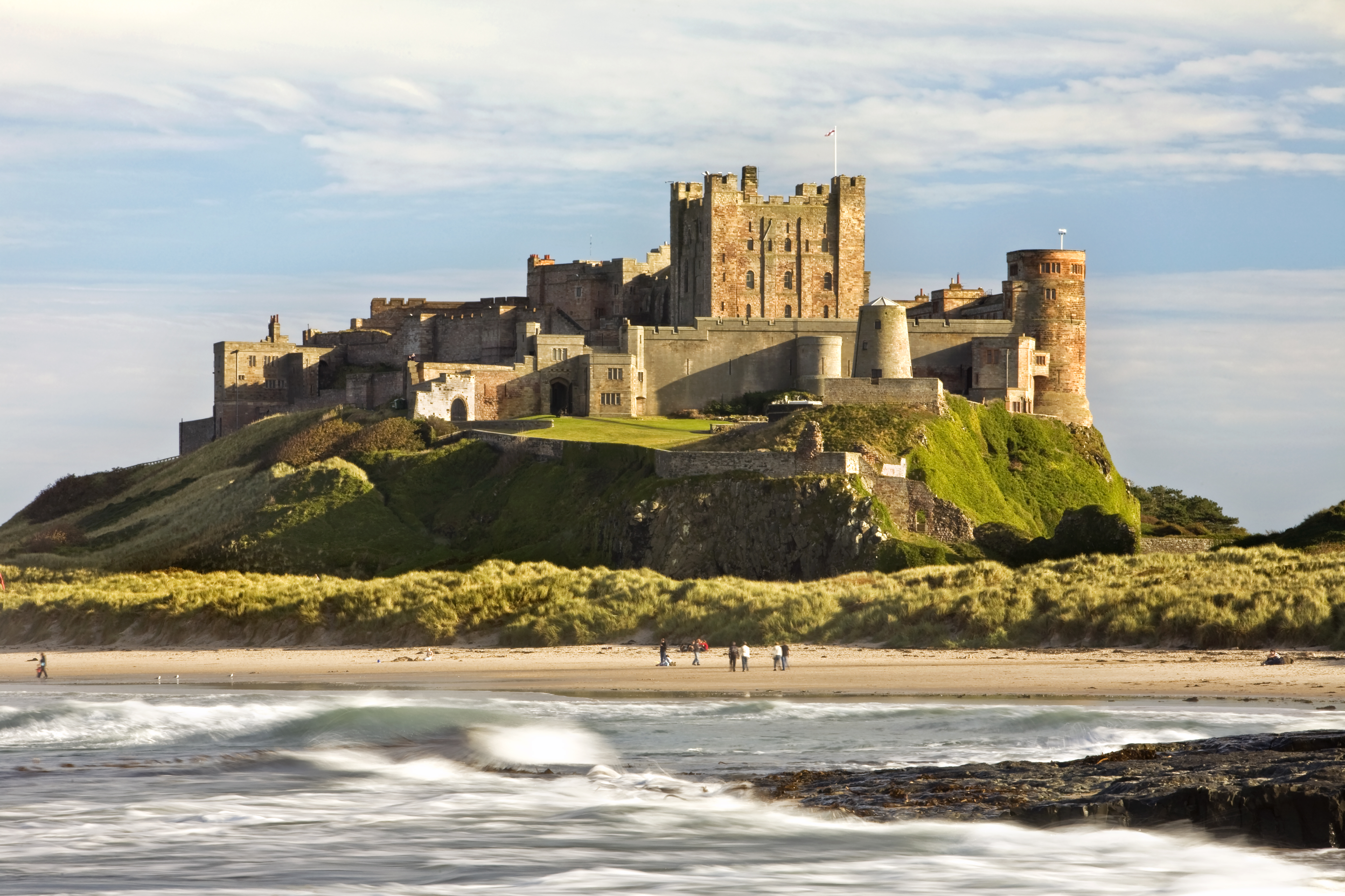Eine Burg auf einer Klippe am Strand