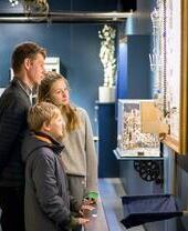Una familia visitando el Museo MAD, Stratford-upon-Avon