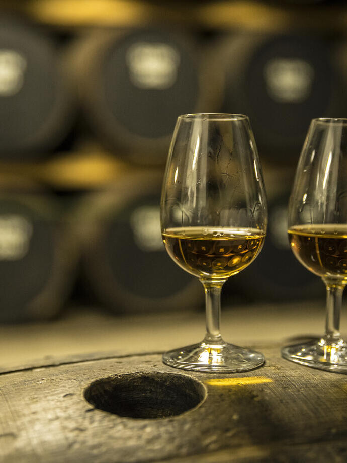 Deux verres de whisky sur un tonneau en chêne