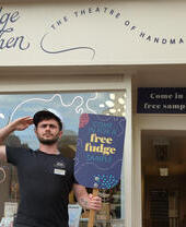 Ein Mitarbeiter posiert vor der Fudge Kitchen in Windsor