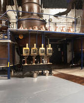 Destilliermaschinen an der Wand bei Plymouth Gin