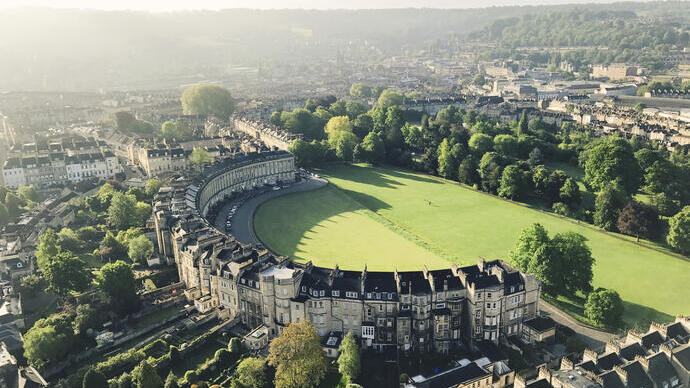 Vue aérienne d'un bâtiment en forme de croissant entouré d'herbe