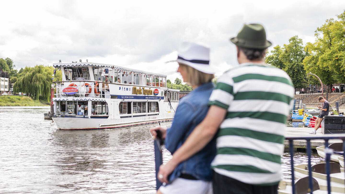 Deux personnes regardant un bateau arriver à quai à Chester