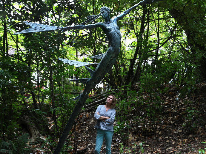 Künstler mit der Skulptur „Theia, Göttin des Lichts” im Skulpturenpark