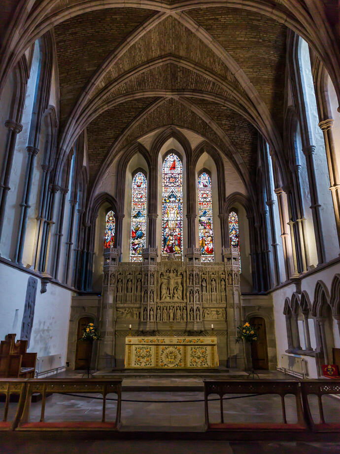 Vue intérieure d'une ancienne cathédrale et de ses vitraux.