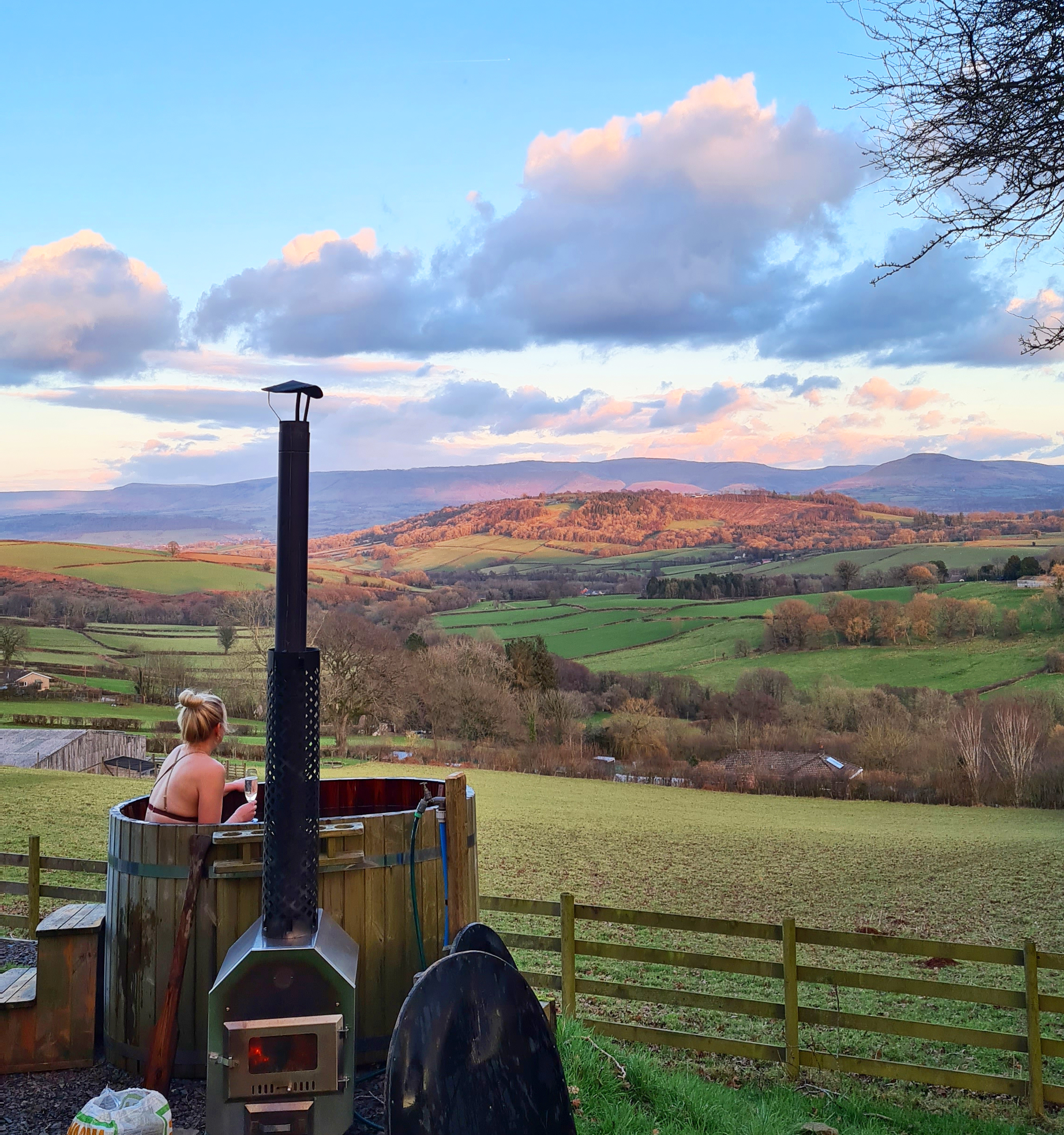 Donna in una vasca idromassaggio in campagna