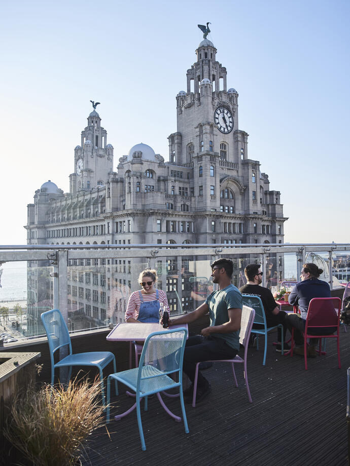 Ristorante con terrazza sul tetto con ampia vista sulla città.