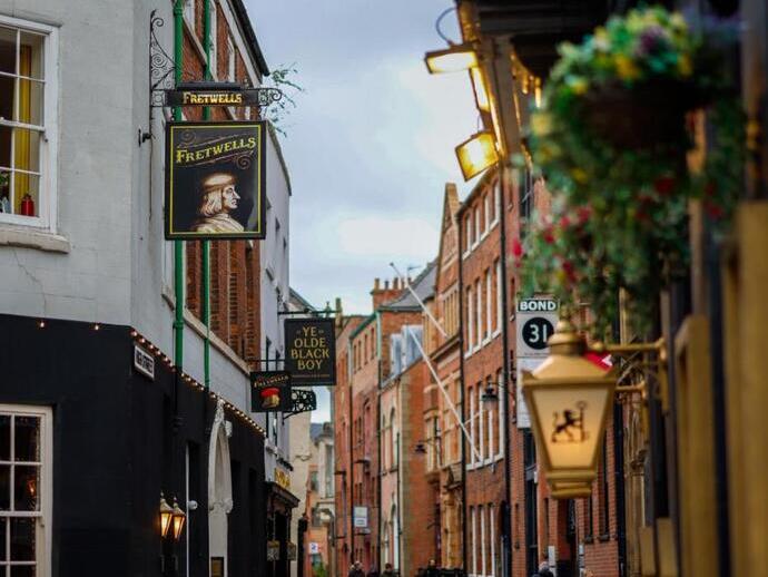 Calle comercial principal de un bonito pueblo inglés