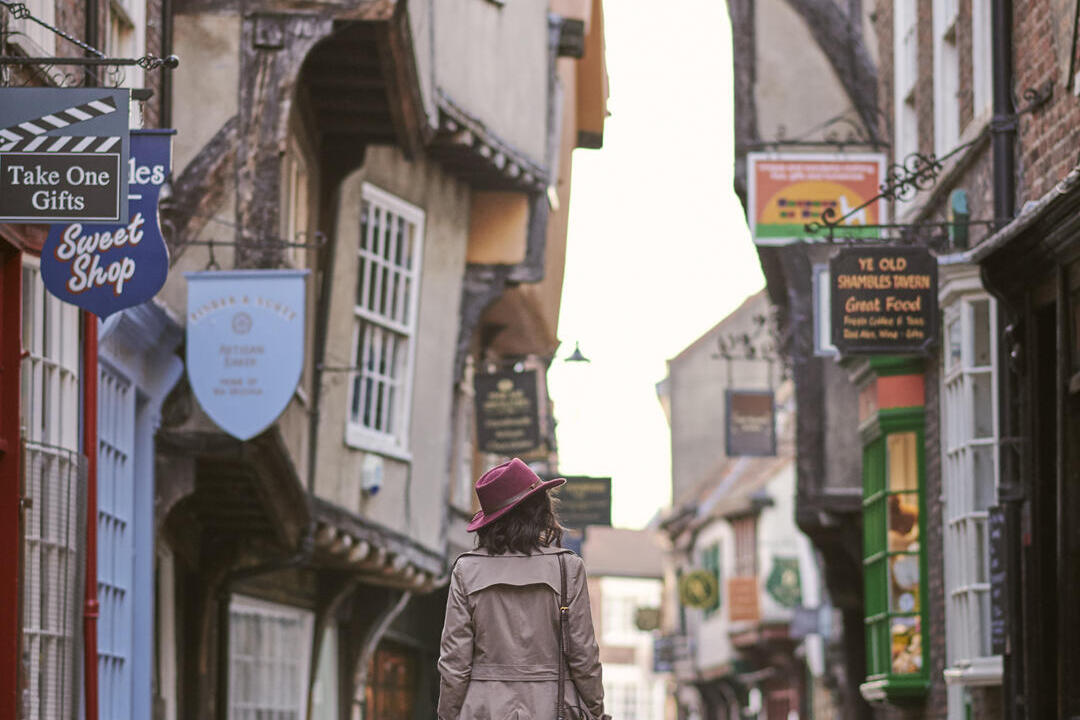 Femme marchant dans une rue historique étroite d'une ville