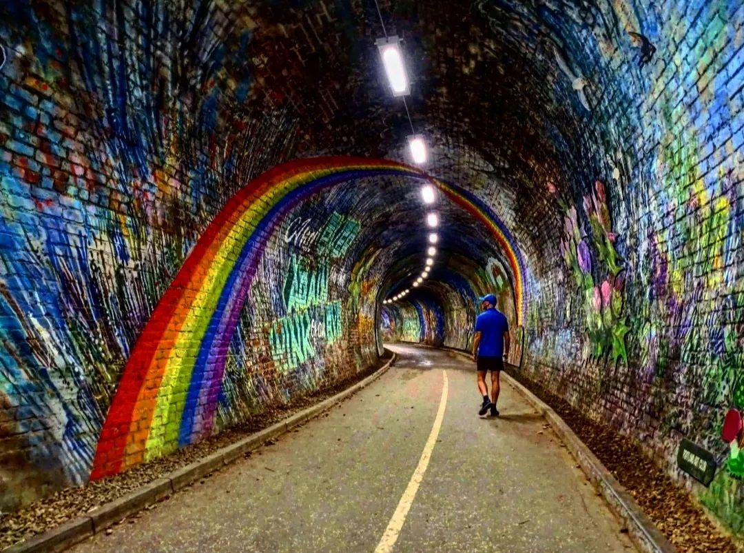 Walking throught Colinton Tunnel