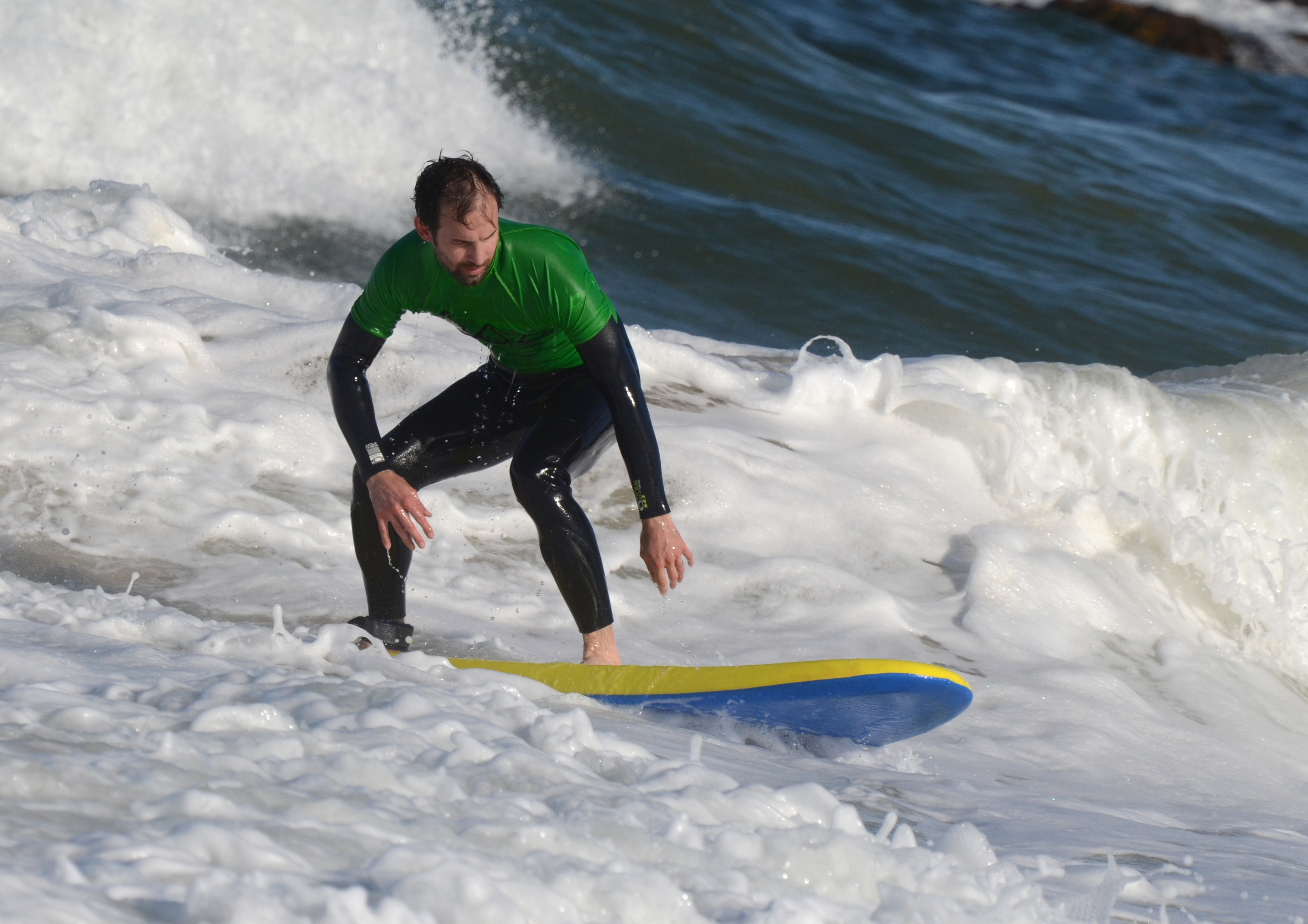 Un hombre surfeando las olas del mar