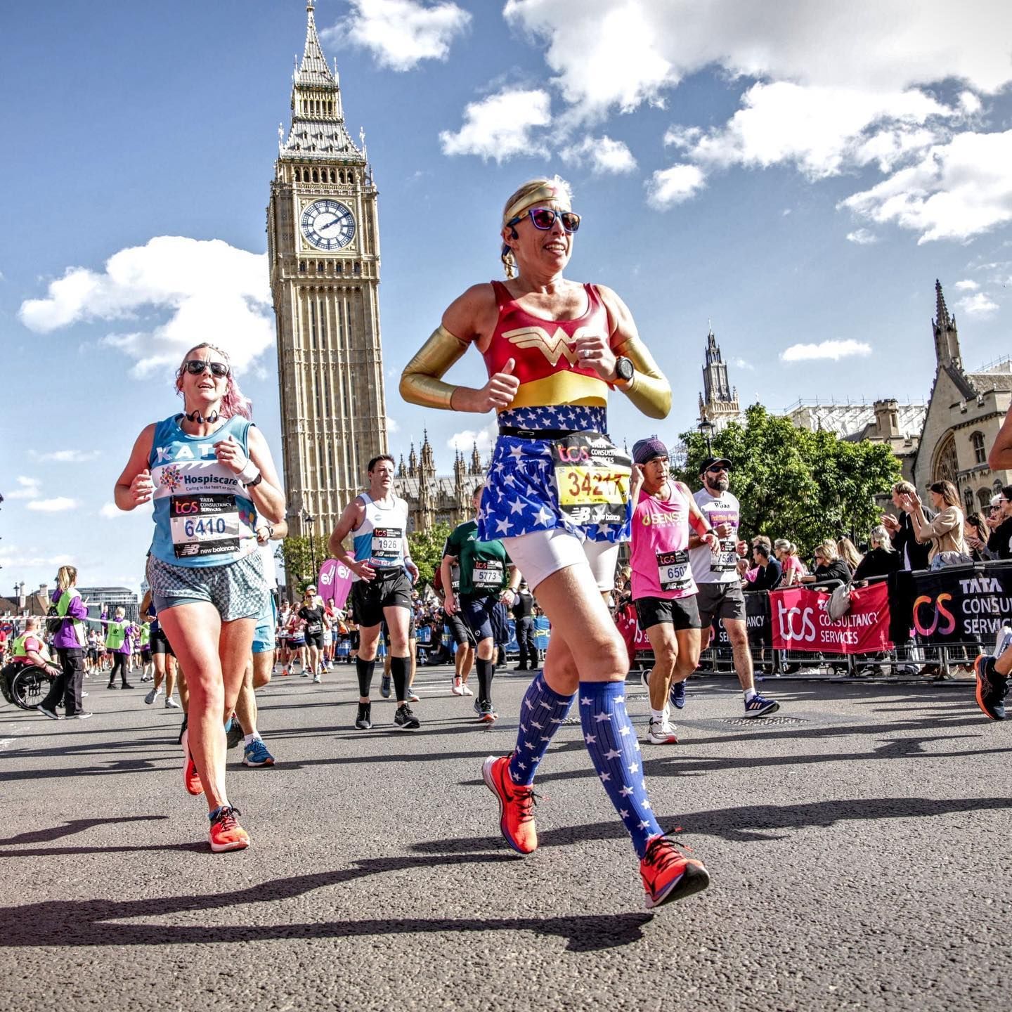 Coureur vêtu d'un costume de Wonder Woman au marathon de Londres