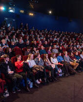 Público sentado en un cine