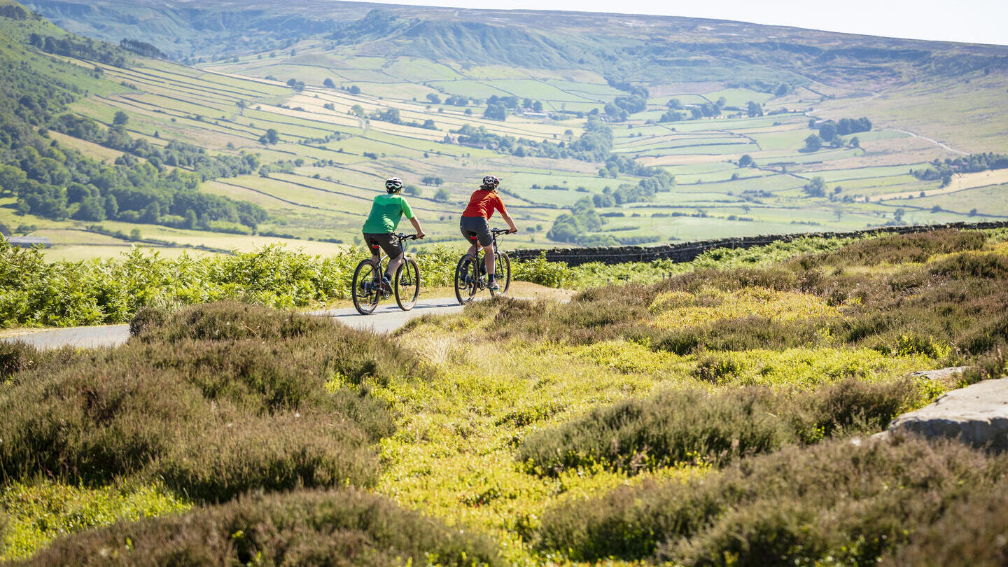 Oakley Walls Due ciclisti in bicicletta elettrica - credito Welcome to Yorkshire