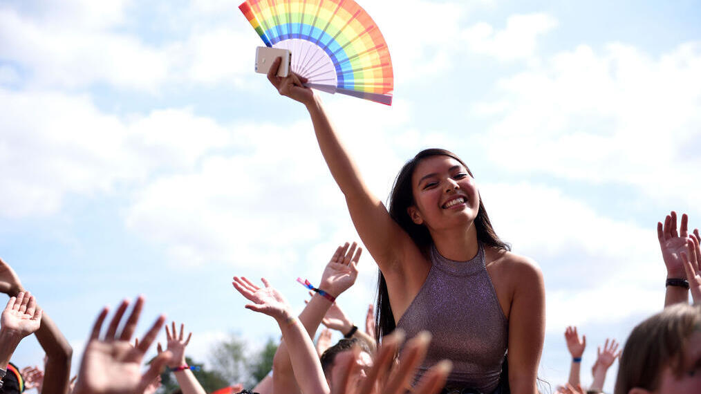 Chica entre la multitud en el Pride Day at the Downs durante el Bristol Pride 2019