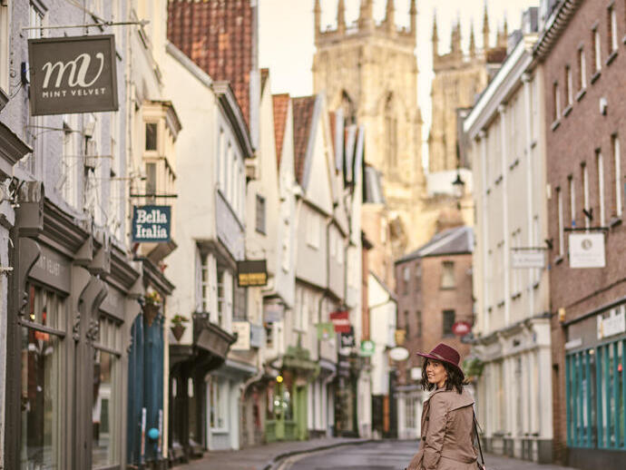 Femme marchant dans une rue historique étroite d'une ville