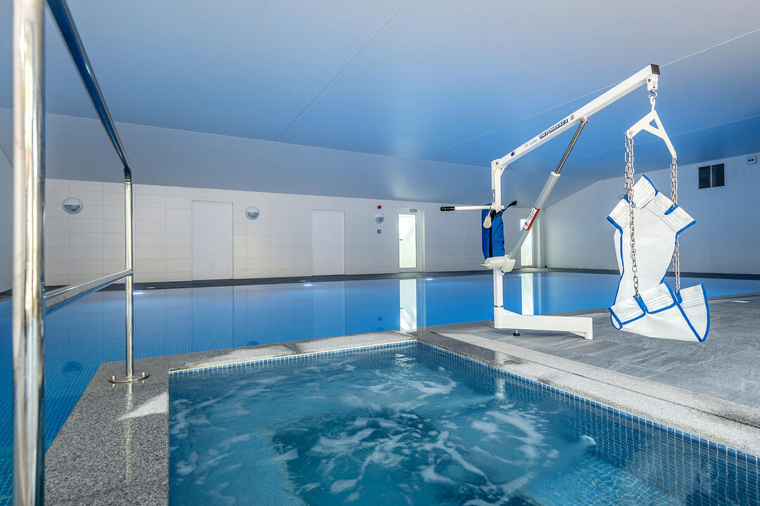 Pool hoist and jacuzzi