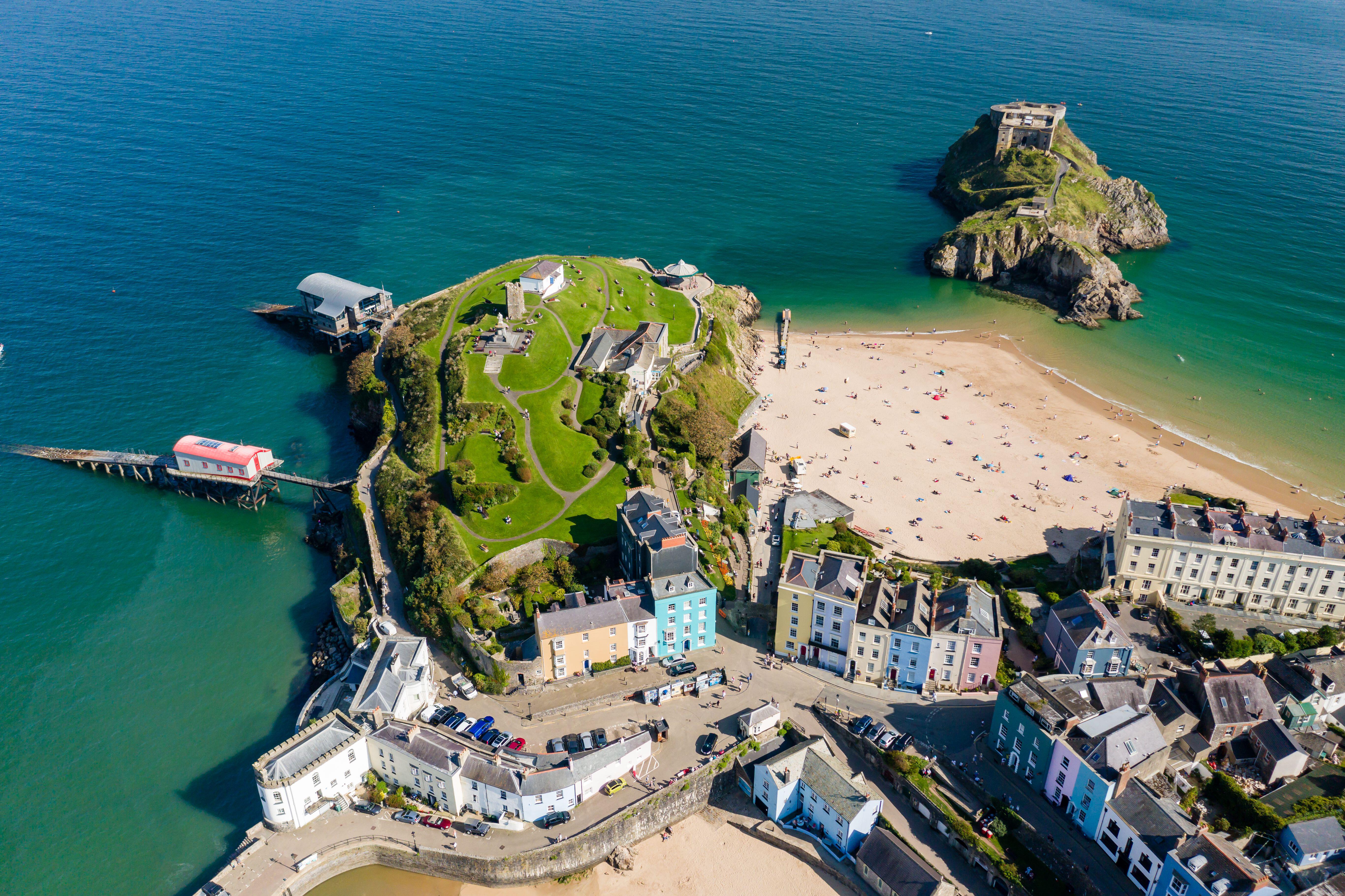 Luftaufnahme eines Sandstrandes in einem malerischen Ferienort (Castle Beach, Tenby, Wales)