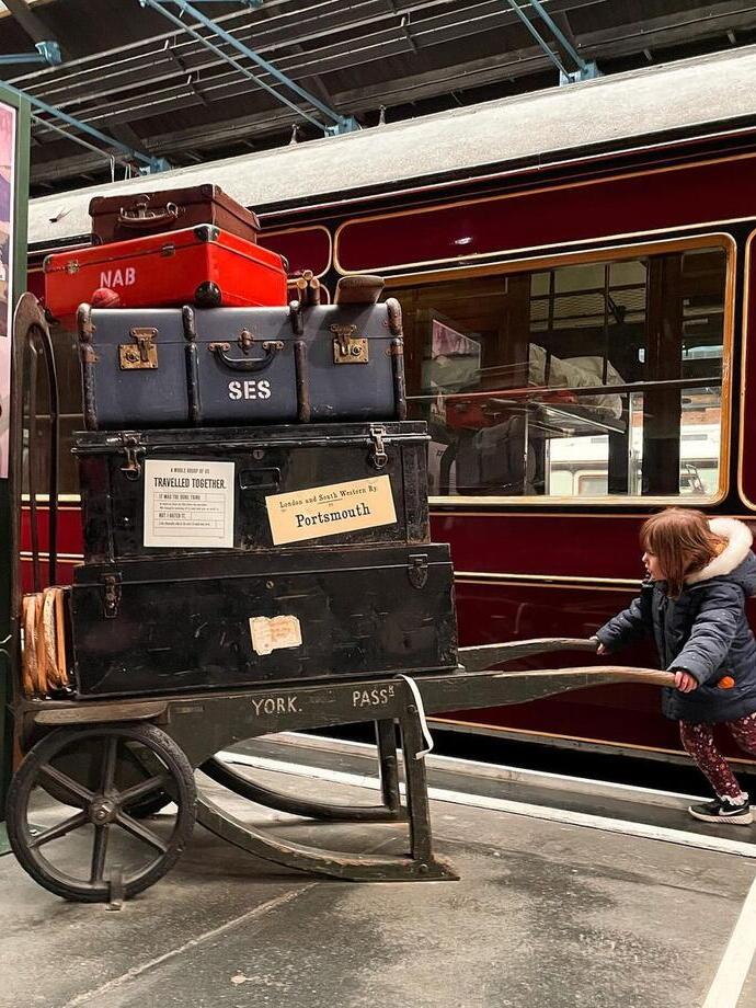 Kind vor einer Ausstellung im National Railway Museum in York