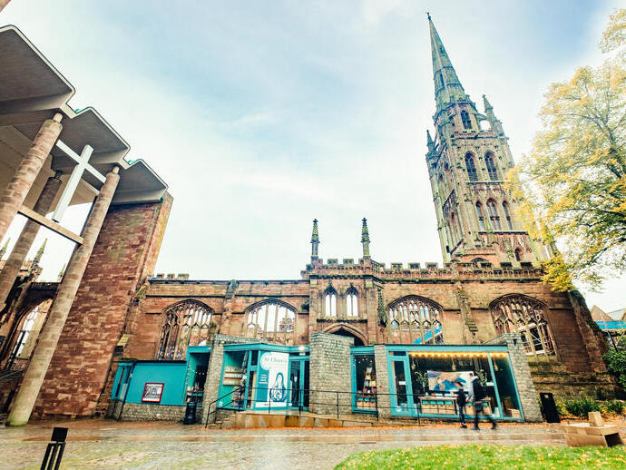 Una toma exterior de una catedral.