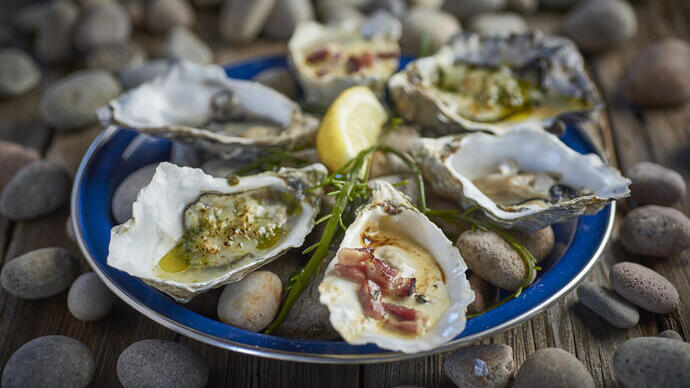 Un plato de ostras en un restaurante