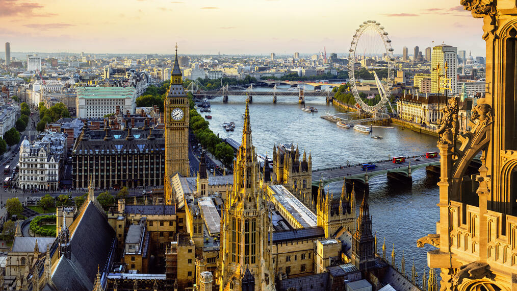 Vista panorámica a lo largo del río Támesis, incluyendo los monumentos del centro de Londres.