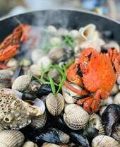 Cibo raccolto sulla costa e cucinato in padella