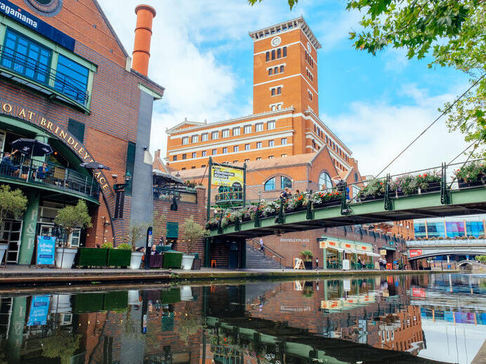 Ponts enjambant un canal. Un pont bordé de parterres de fleurs