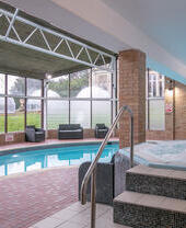 Une piscine et un jacuzzi à l'intérieur du Kenwood Spa à Sheffield