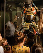 Un groupe de personnes regardant une exposition historique