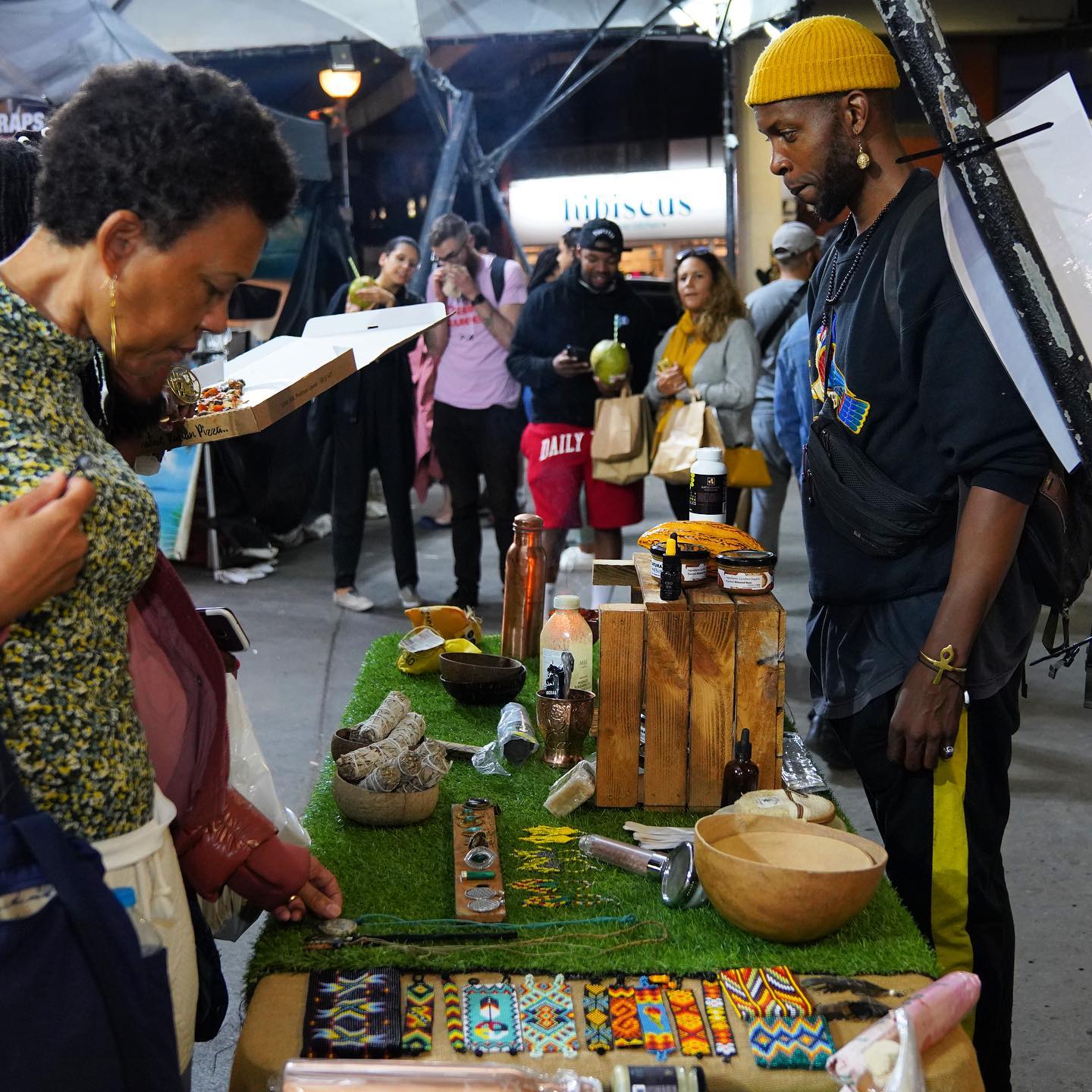 Mujer mirando un puesto en el mercado nocturno vegano de Portobello