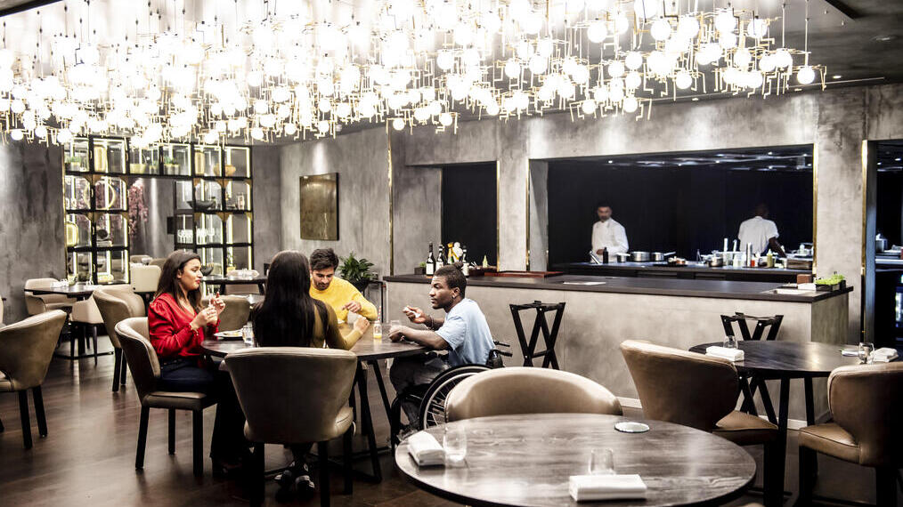 Amici che mangiano in un ristorante