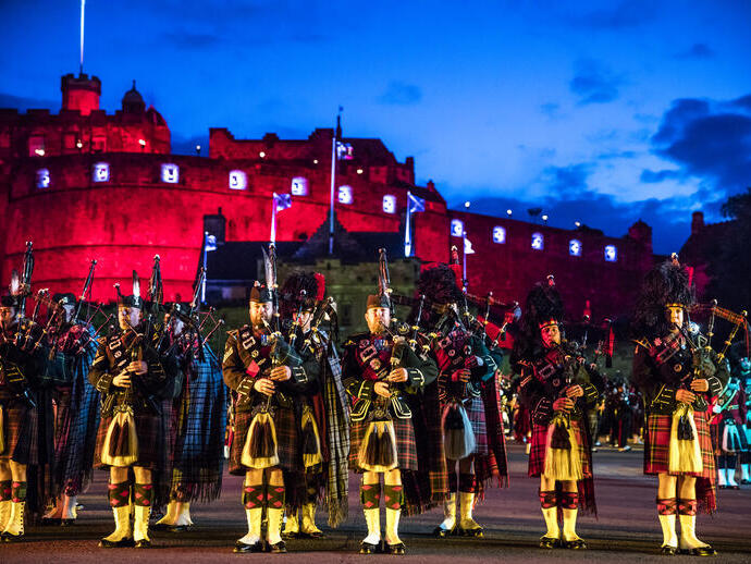 Banda de música y espectáculo de luces proyectado sobre el castillo
