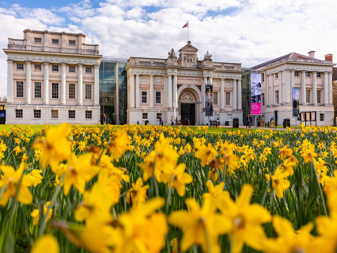 Maritime Museum Greenwich mit Blumen im Vordergrund
