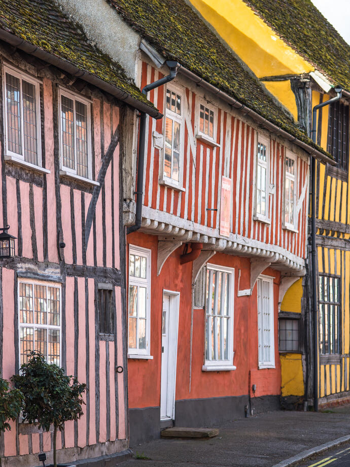 Coloridas casas Tudor con estructura de madera en una calle