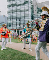 Una banda tocando en la plaza exterior de Media City, en Mánchester
