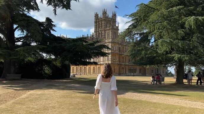Una donna in piedi fuori dal castello di Highclere, nell'Hampshire
