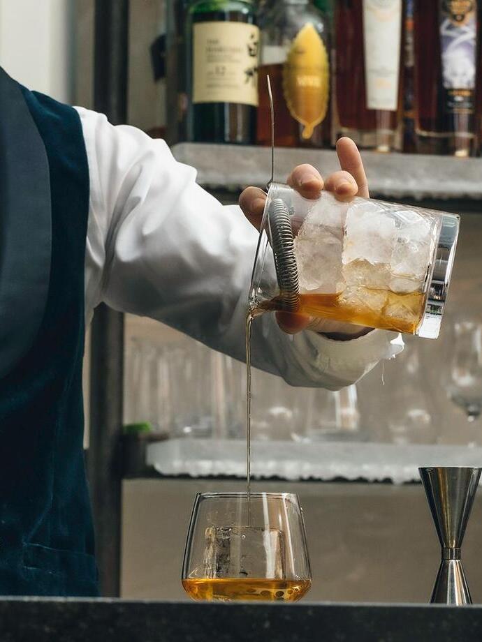 Barman servant un whisky à la distillerie Lakes