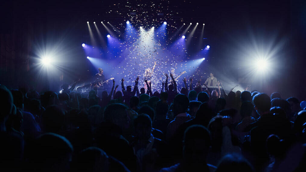 Foule lors d'un concert dans une salle de musique