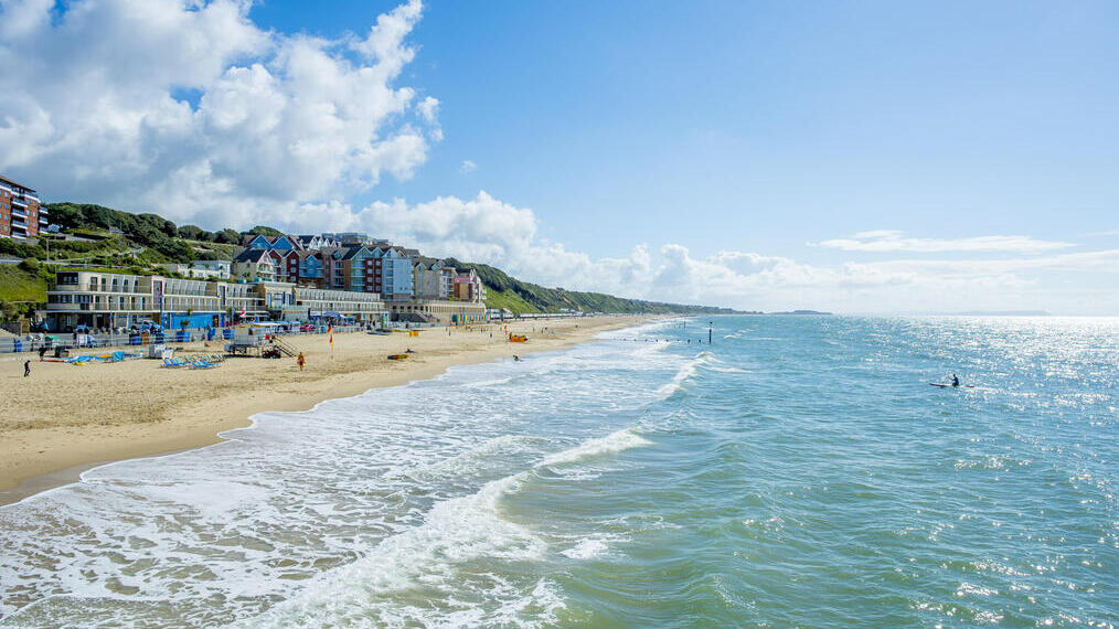 Playa de arena en un día soleado.