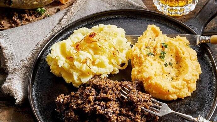 Teller mit Haggis, einem der Nationalgerichte Schottlands