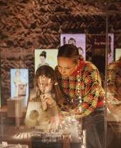 Madre e figlia che guardano una vetrina al museo del castello di Colchester